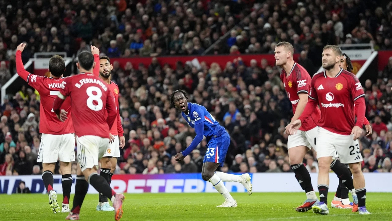 Un fan del Manchester United que prometió no cortarse el pelo hasta que ganen cinco partidos seguidos es agredido: “No eres un verdadero aficionado”