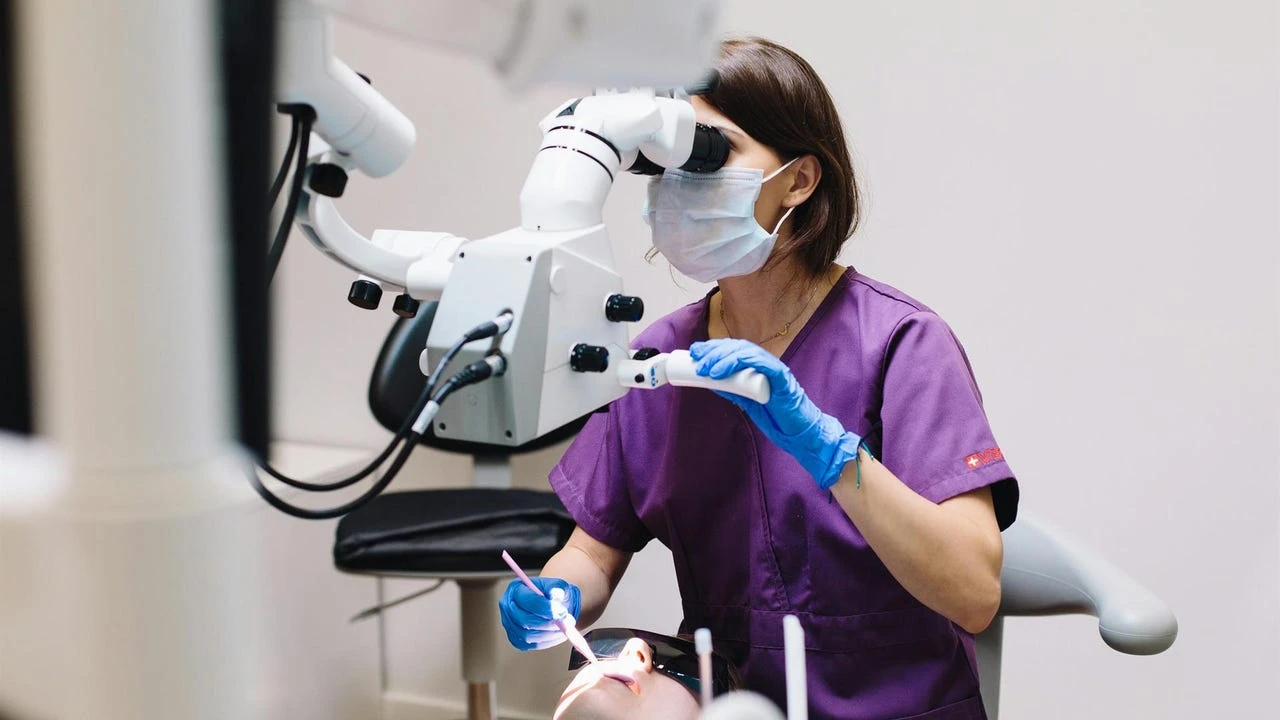 Una enfermera dental recibe una indemnización de más de 25.000 euros después de que un compañero de trabajo le 