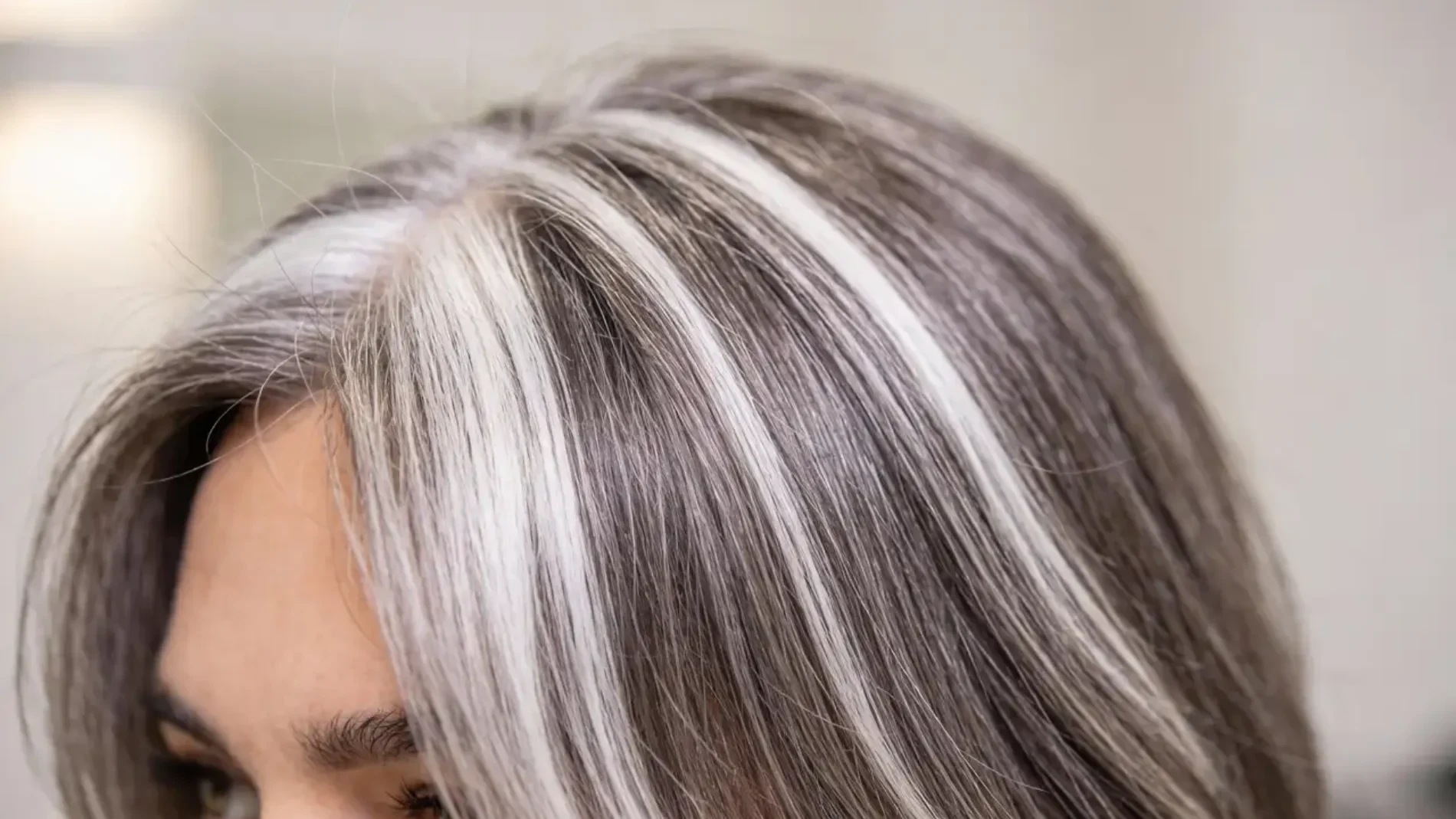 Mezclar bicarbonato y romero: el remedio casero que ayuda a cuidar las canas de forma natural