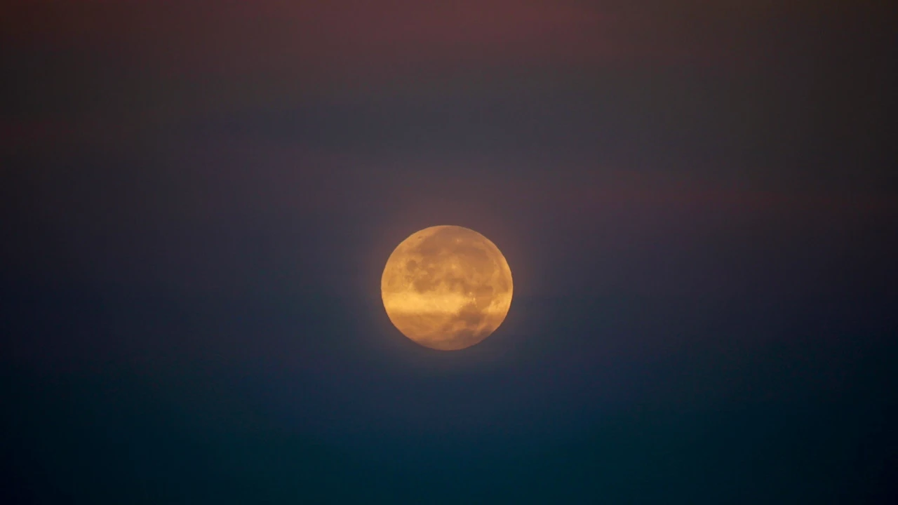 Superluna de la Cosecha 2025: así afecta al sueño y descanso