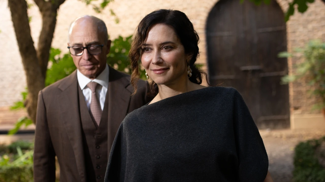 Ayuso acierta de pleno con el vestido gris más elegante del otoño (y los botines que estilizan al máximo)