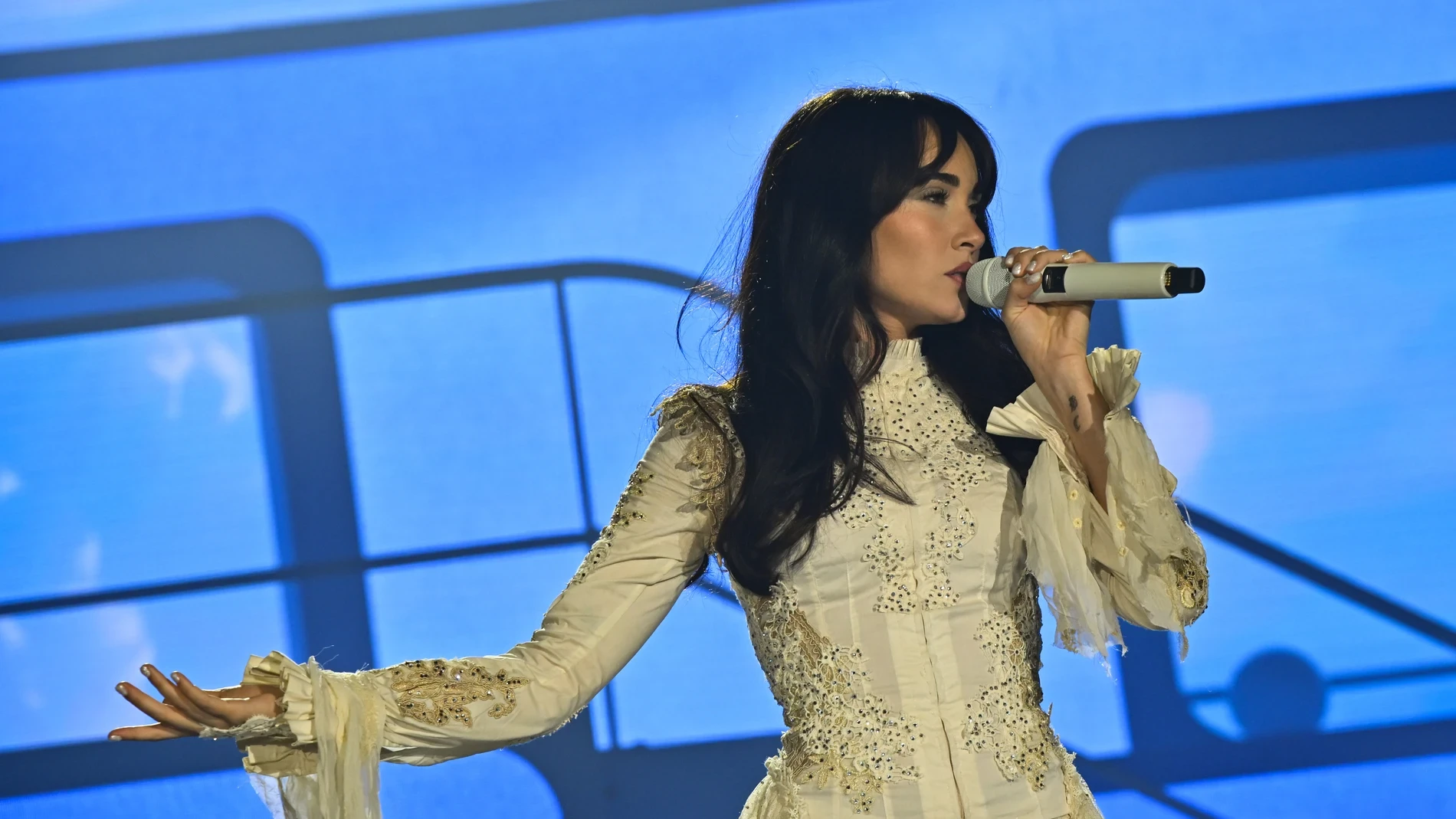 La diseñadora emergente que firma el look de Aitana en Valencia: sello amsterdamés y conjunto de encajes celeste