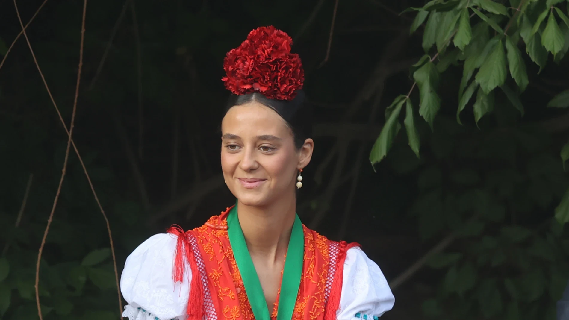 Victoria Federica confirma que la bata rociera blanca sigue siendo el look más elegante de El Rocío: tradición andaluza, flores rojas y esencia clásica