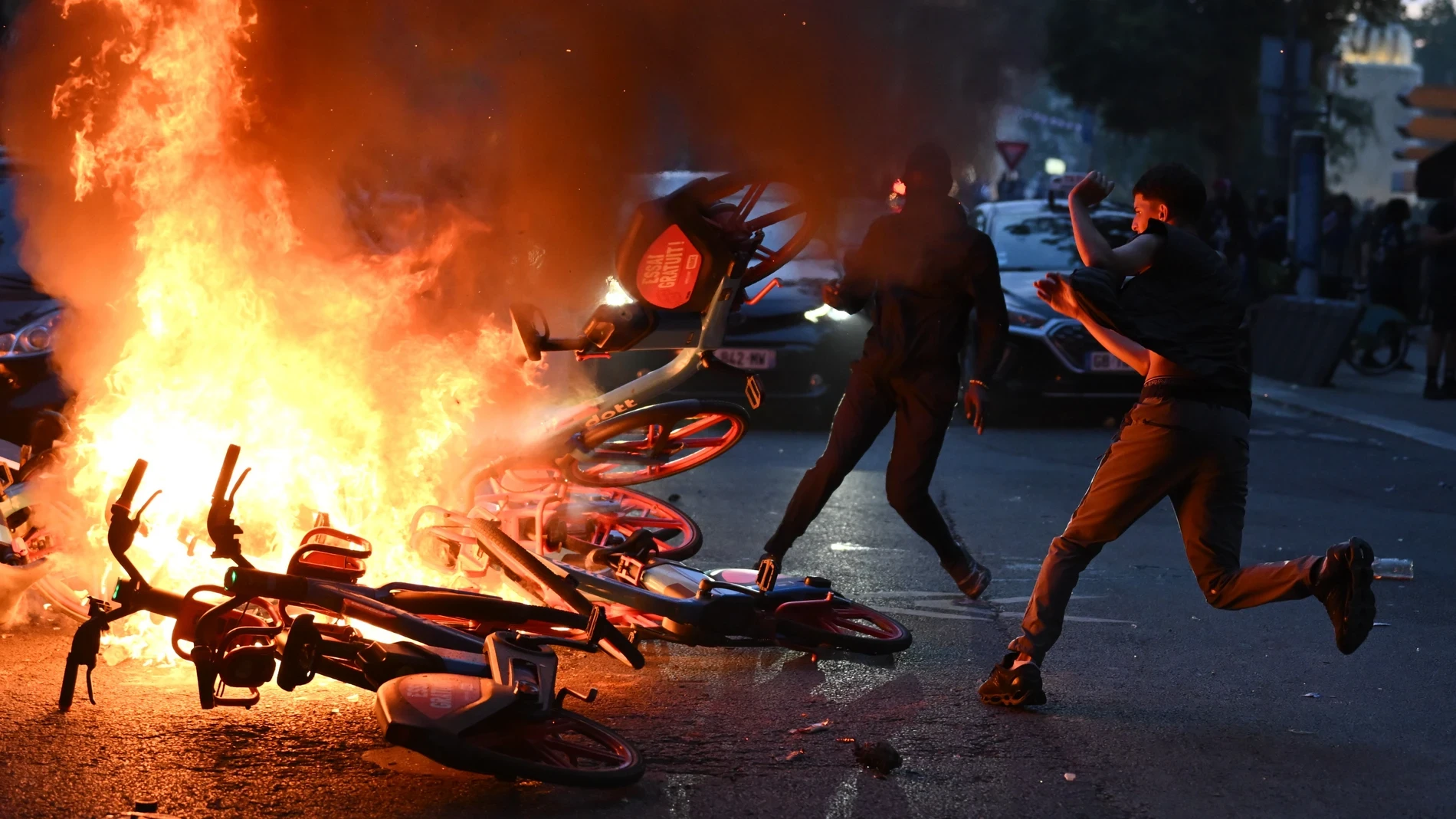 Más de 400 detenidos y siete policías heridos durante las celebraciones del PSG en Francia