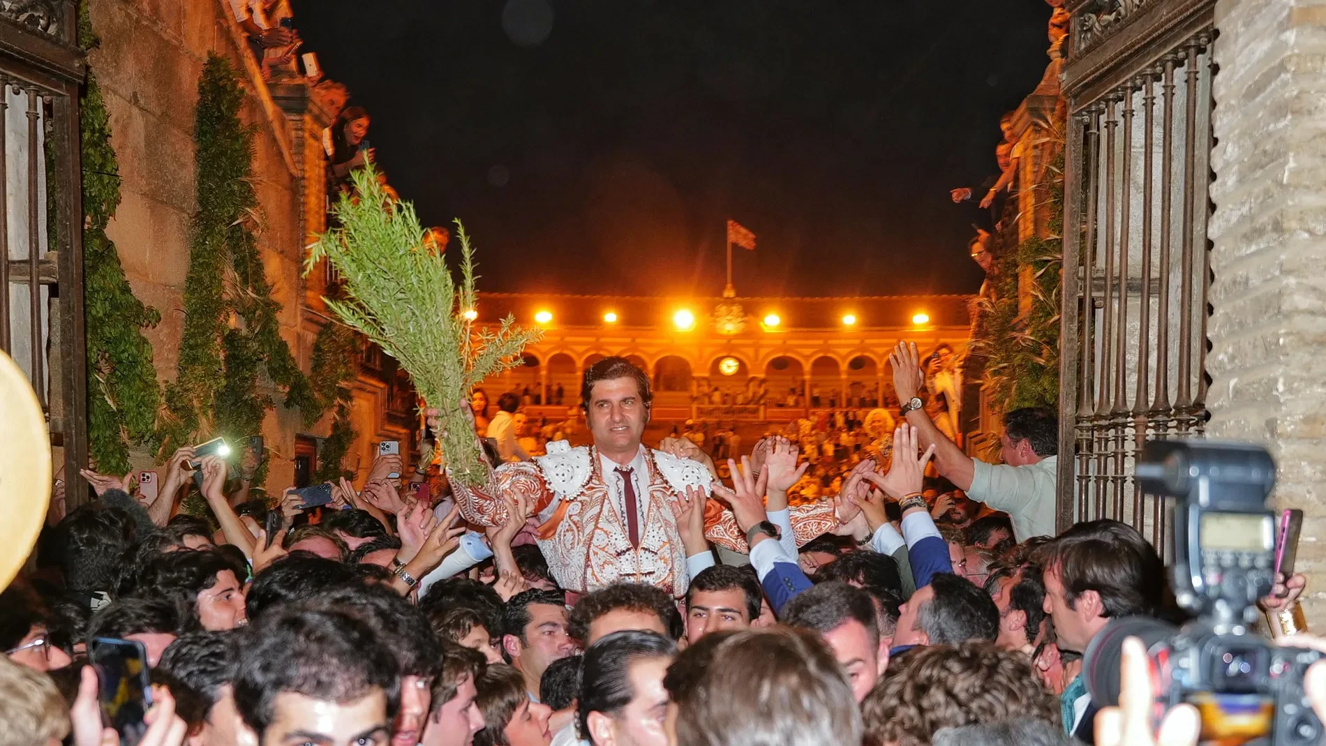 Morante corta las calles de Sevilla y se lo llevan al hotel a hombros