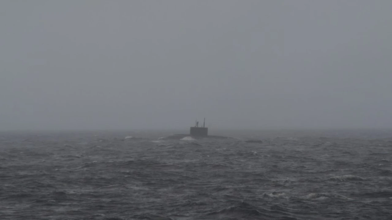 El submarino ruso avistado hace días en el Estrecho, en riesgo de explosión por una fuga de combustible
