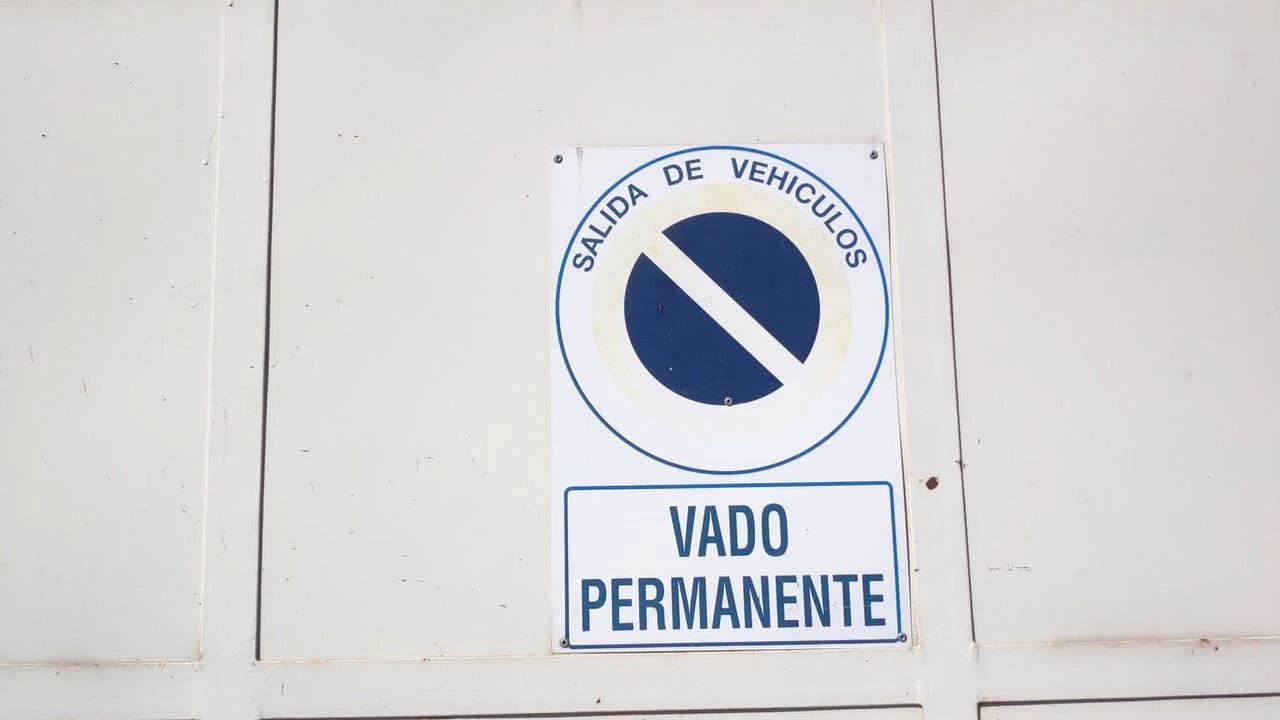 ¿Puedes aparcar en la puerta de tu propio garaje si tienes vado? Esto es lo que dice la ley