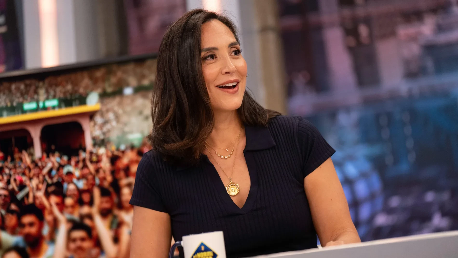 Tamara Falcó se prepara para la visita del Papa a Madrid con el polo de canalé y los vaqueros que estilizan y nunca pasan de moda