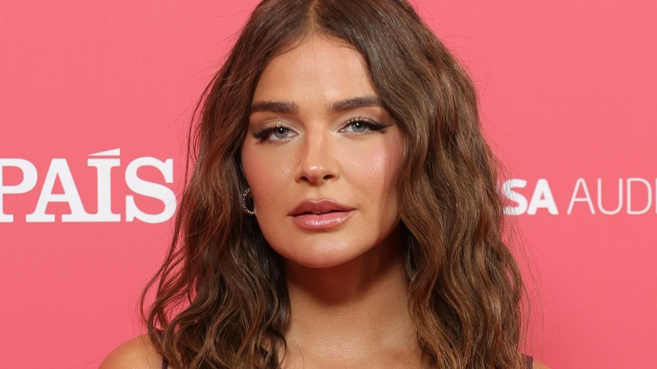 Laura Escanes, esquiva con la prensa, y Sofía Hamela, reina del Lifestyle: los looks más espectaculares de la alfombra roja de los GenZ Awards 2025