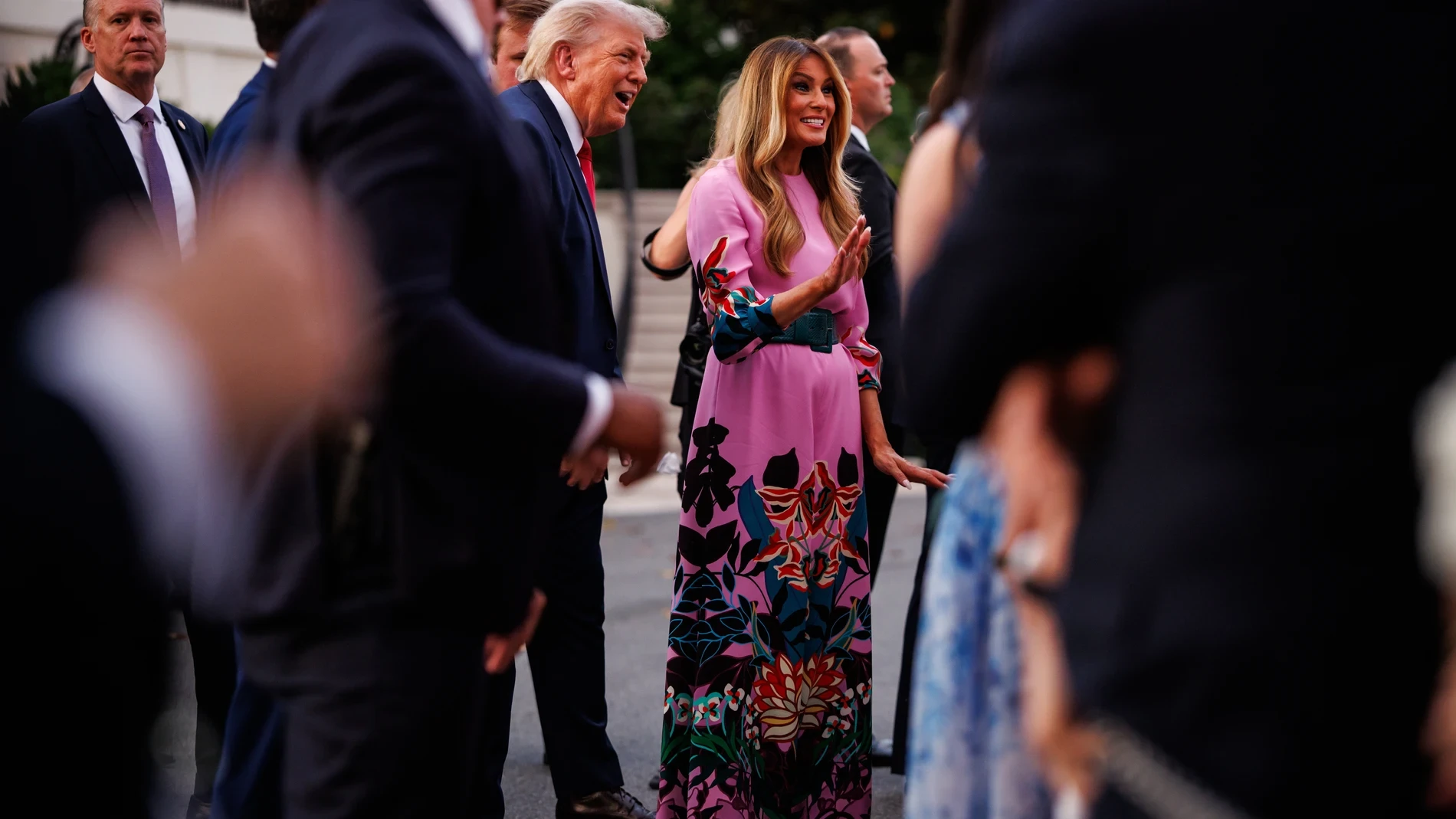 Melania Trump recupera el mono floral más icónico de Valentino: cinturón joya verde, estampado arty y glamour de primera dama
