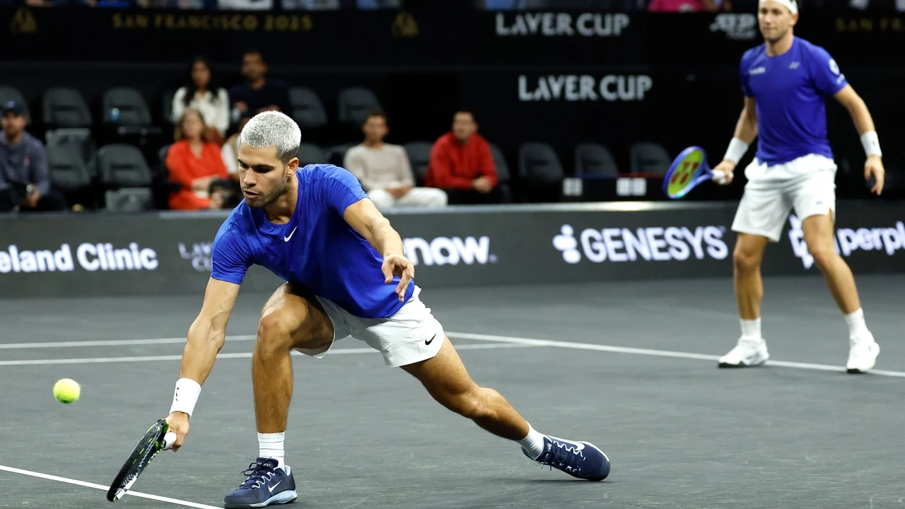 El último golpe genial de Alcaraz, en la Laver Cup: Ruud tira la raqueta al suelo, Yannick Noah haciendo reverencias...