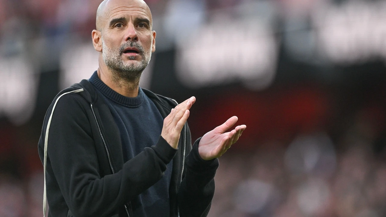 El polémico beso de Guardiola al cuarto árbitro en pleno partido: no se habla de otra cosa