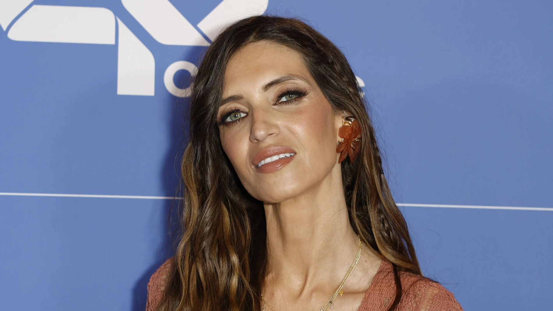 Sara Carbonero tiene el conjunto de Massimo Dutti que más vamos a ver este verano: efecto tipazo, rayas elegantes y pantalón bombacho