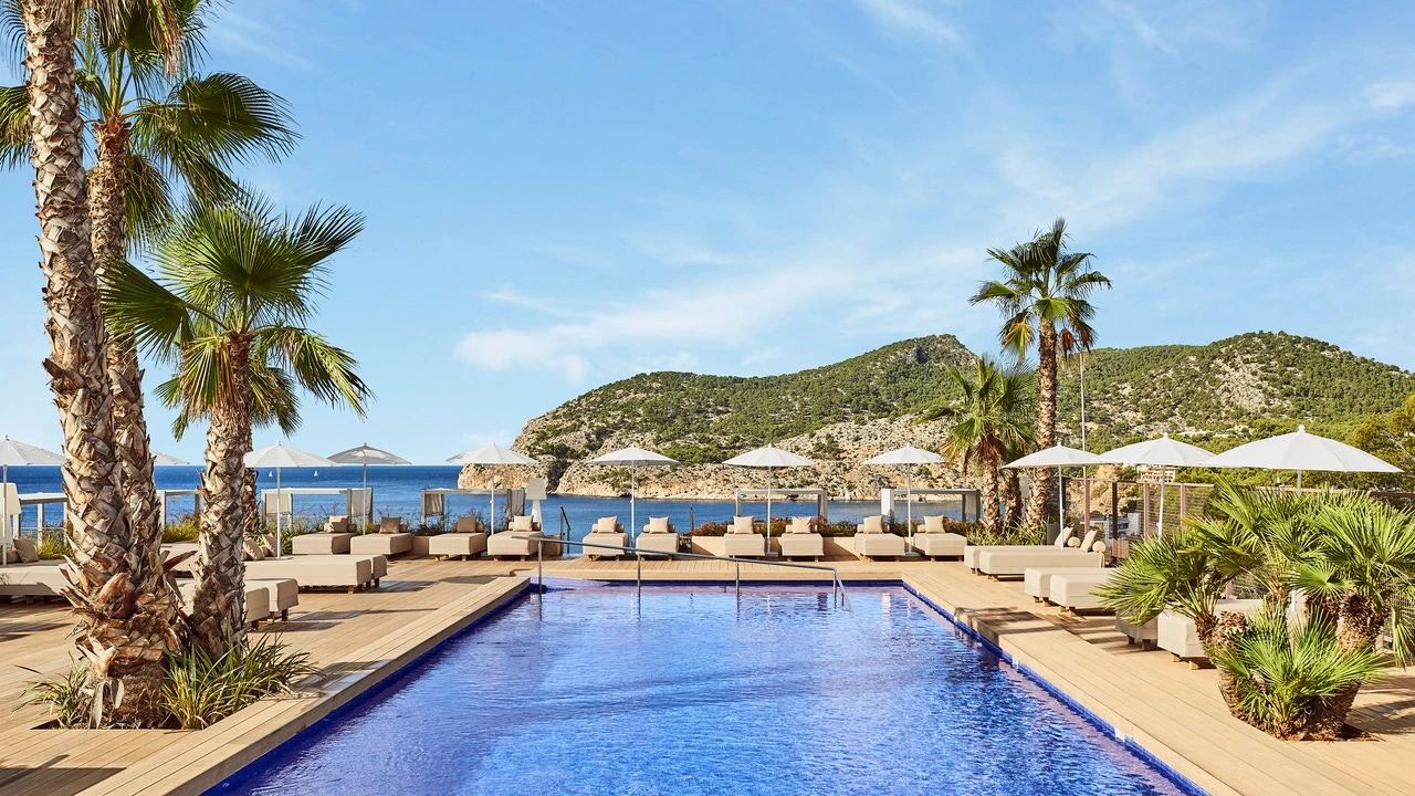 Del hotel que cautivó a Lady Di al lujo de Camp de Mar: tres destinos españoles para despedir el veroño