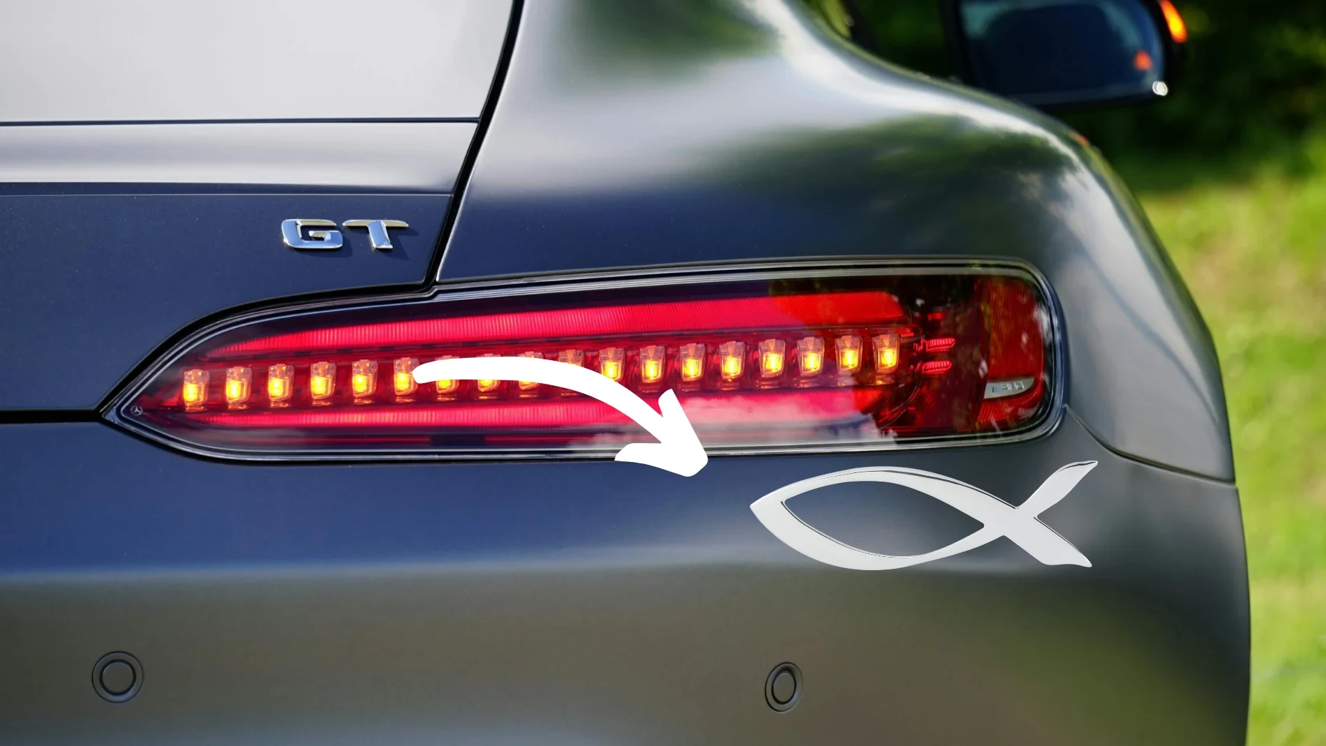 Seguro que lo has visto: este es el verdadero significado de la pegatina del pez en el coche