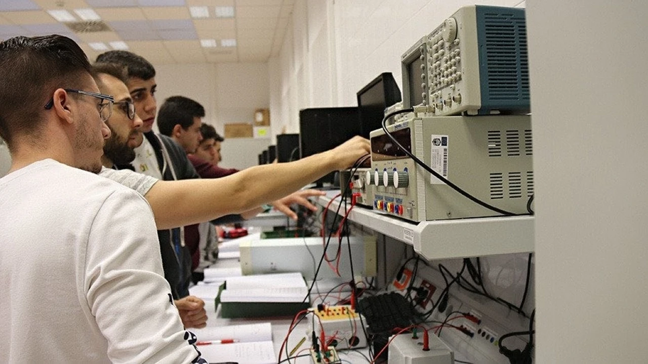 Estos son los tres mejores grados de Formación Profesional en España: muchas salidas laborales y buenos sueldos