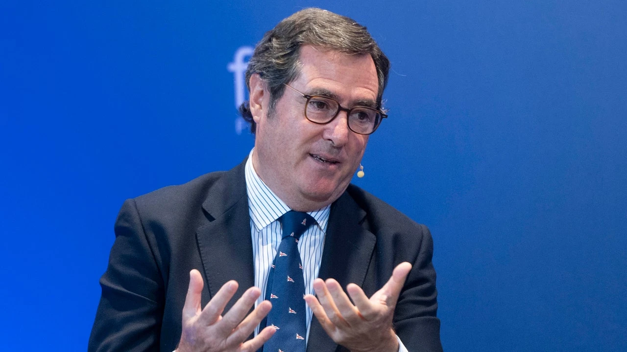 El presidente de la CEOE amenaza con romper el diálogo social: 