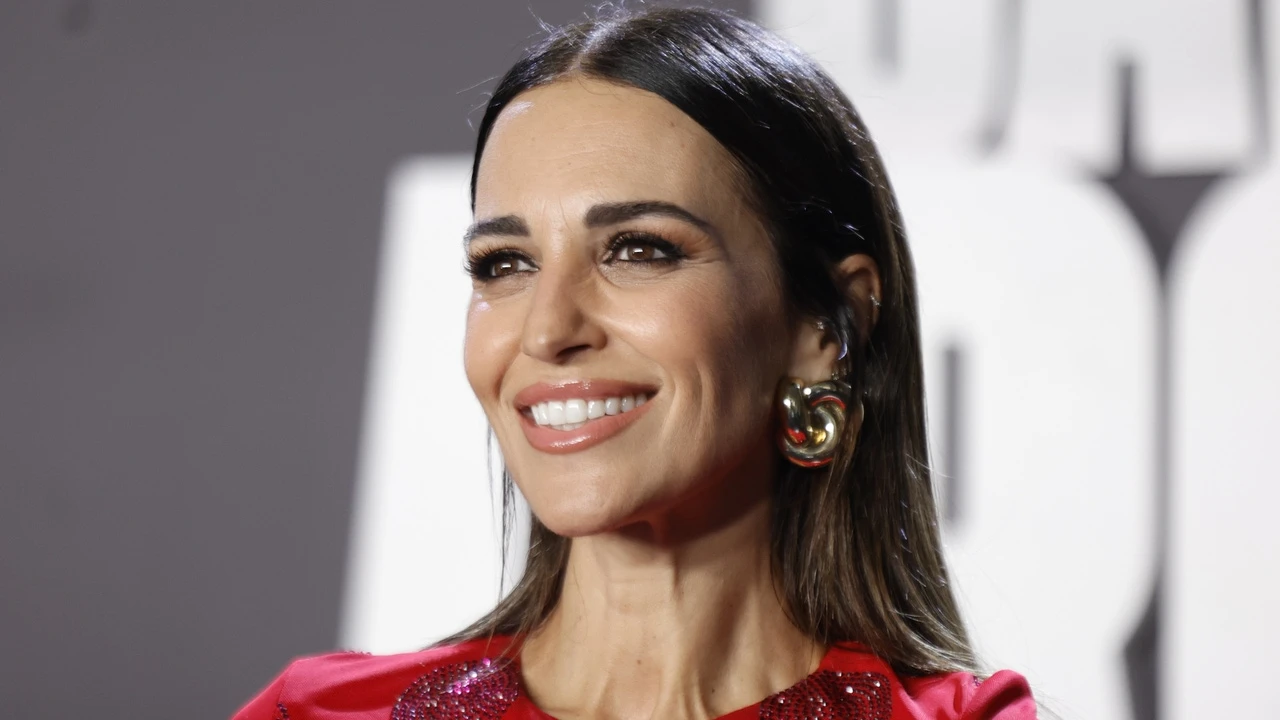 El minivestido español (y muy mini) con el que Paula Echevarría ha presumido de piernas en el estreno de su nueva serie