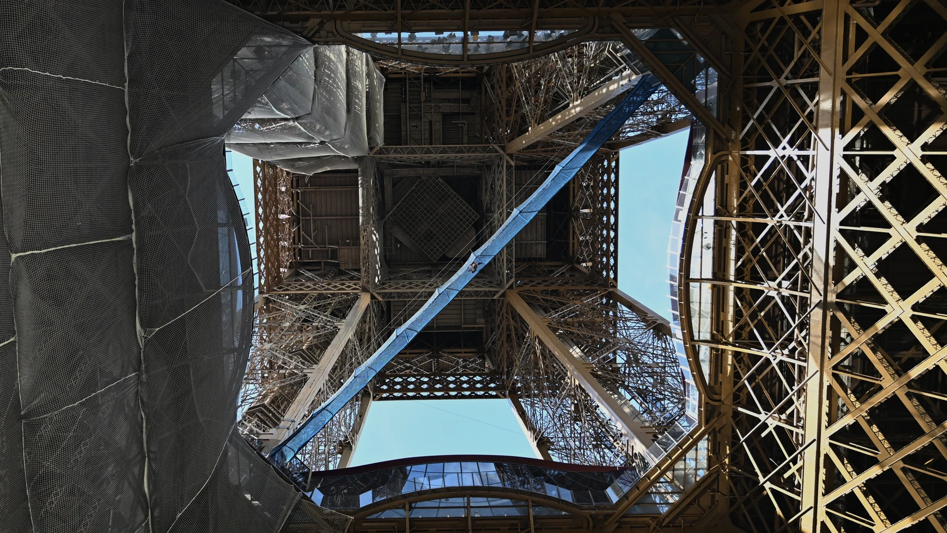 Si viajas a París esta Semana Santa, prepárate para caminar por el aire en la Torre Eiffel