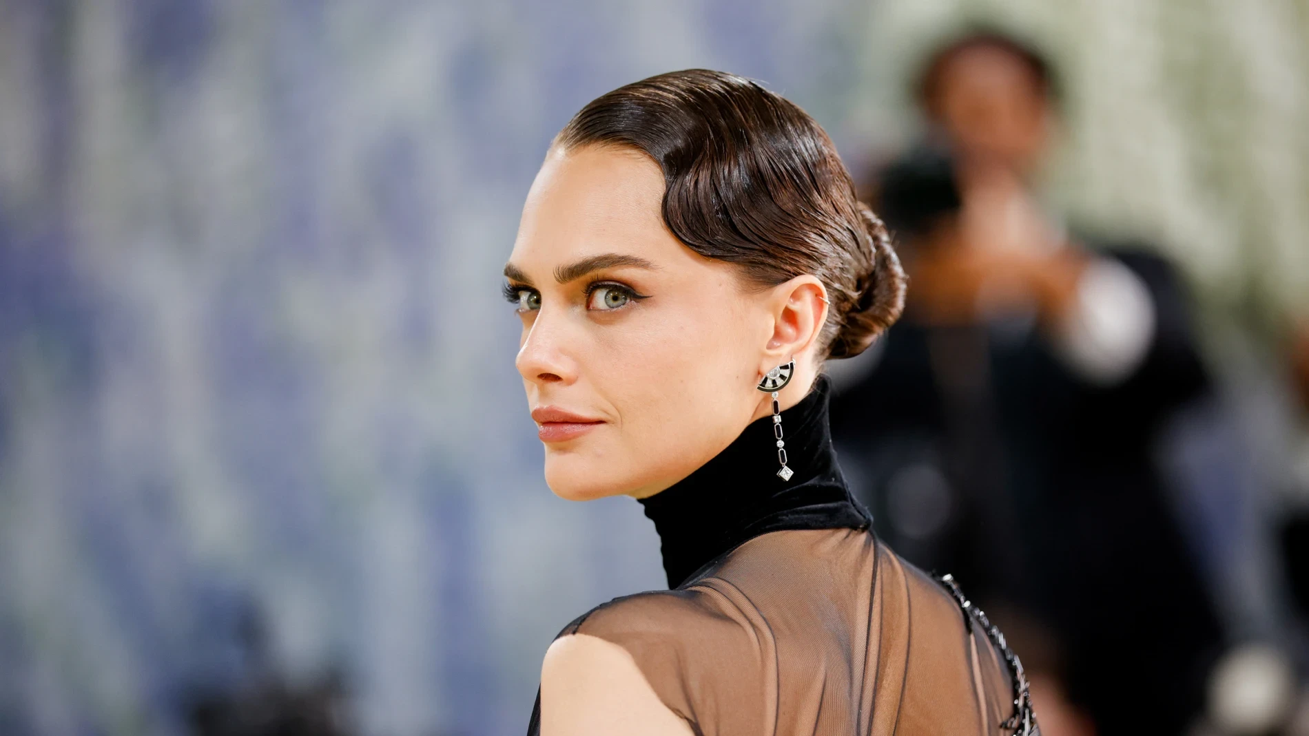La modelo Cara Delevingne deslumbra en el Festival de Cannes con una estética gótica que no ha dejado a nadie indiferente