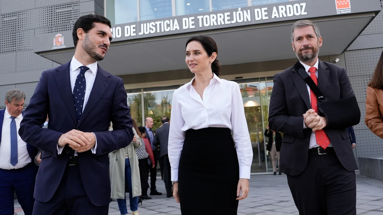 Ayuso tiene claro que la falda tubo más elegante se lleva con botas altas para ir a la oficina