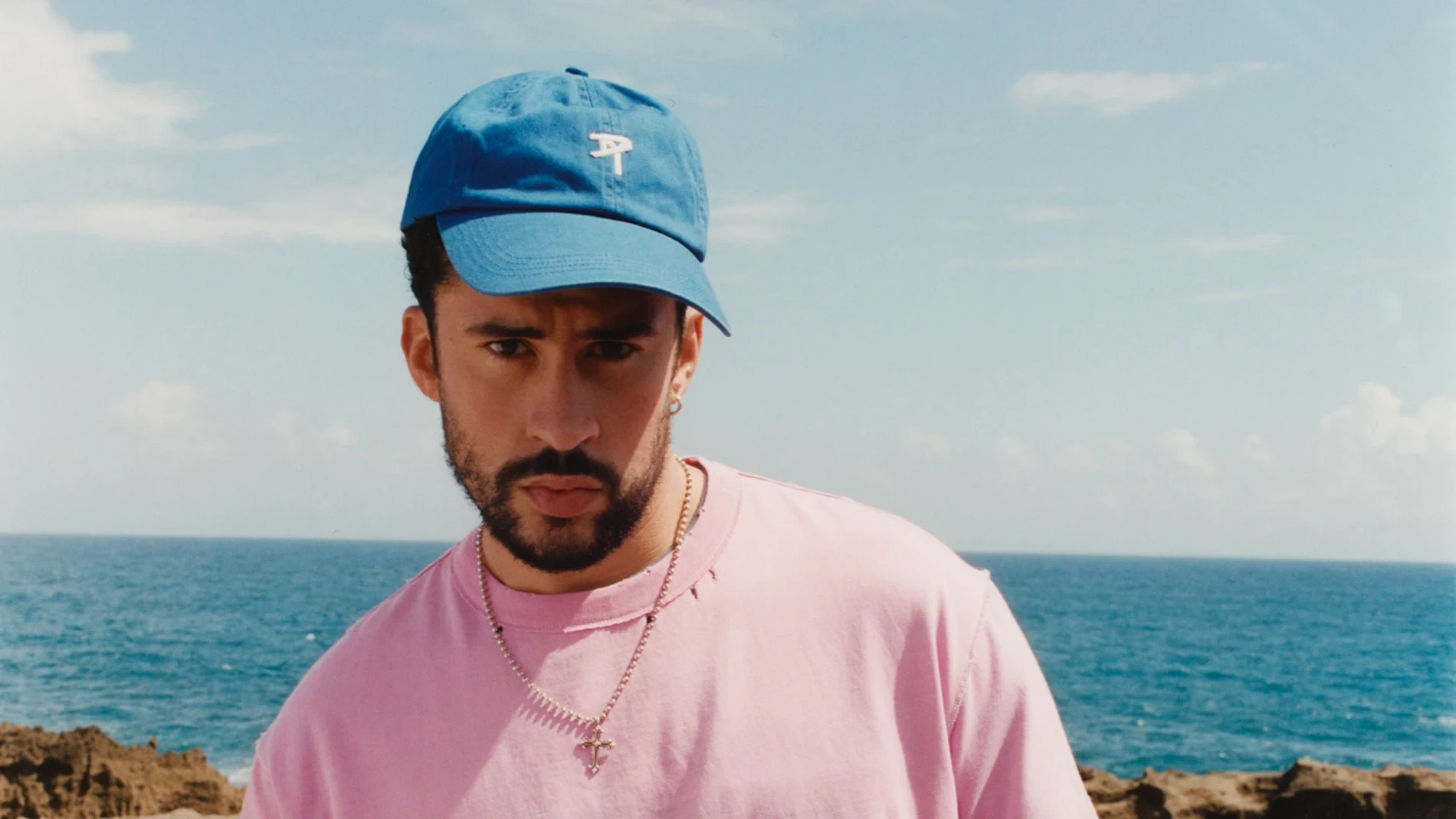 Sastrería relajada, oversize y Caribe: así es la colección de Bad Bunny para Zara