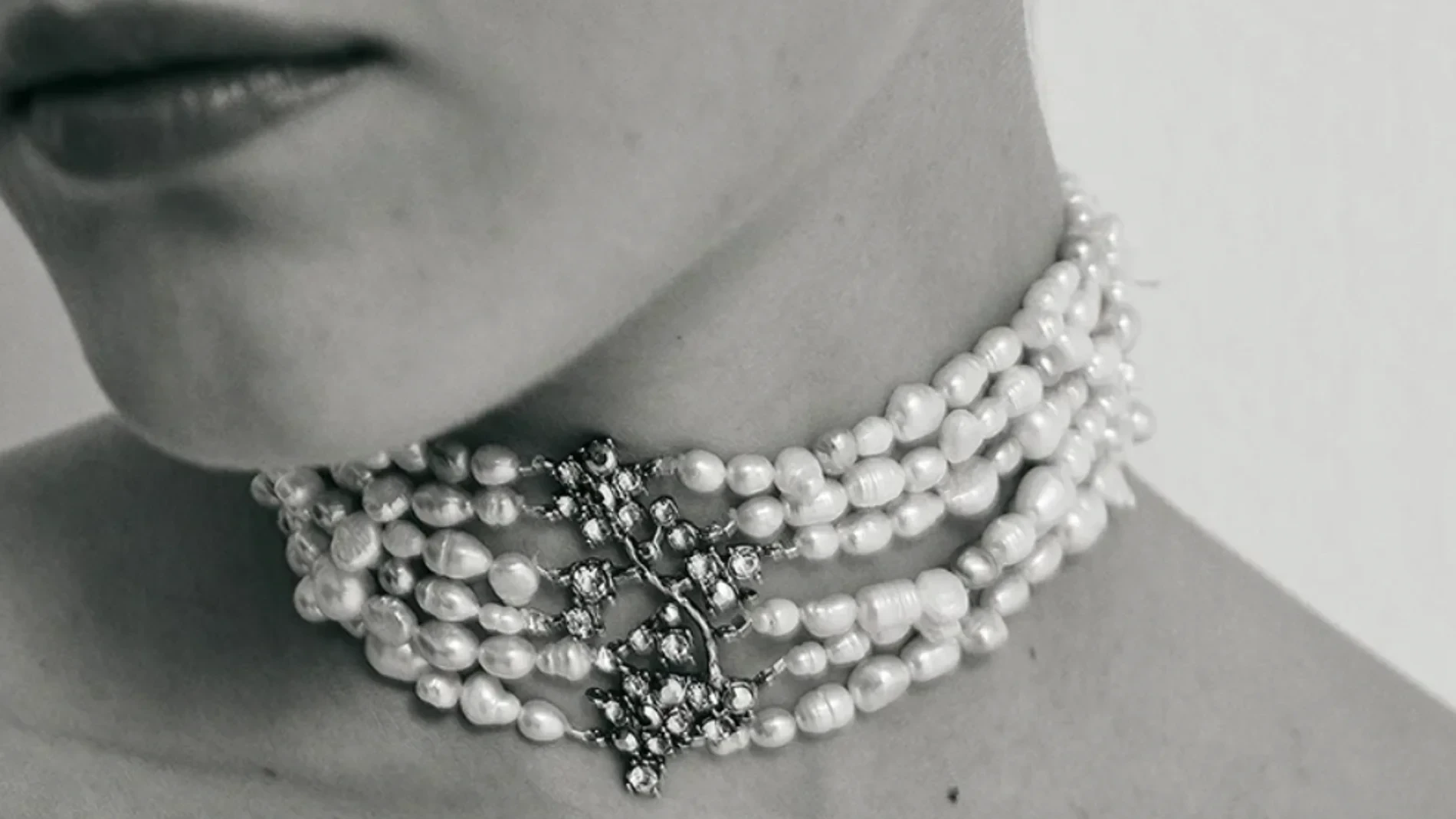 Los accesorios que elevarán tus looks de invitada esta temporada (y seguirás usando después)