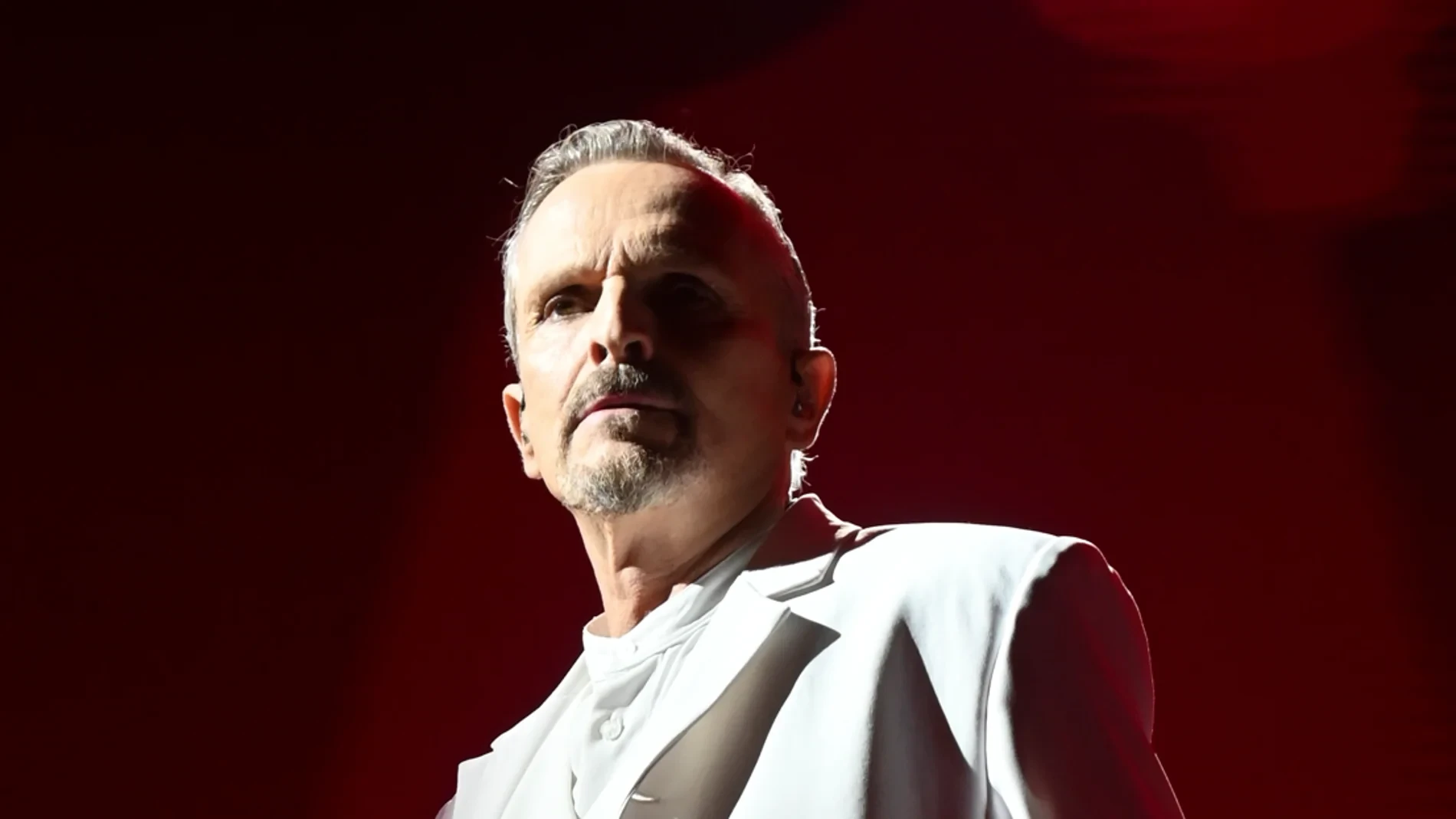Un divino Miguel Bosé se retira al espacio gracias a la IA: 