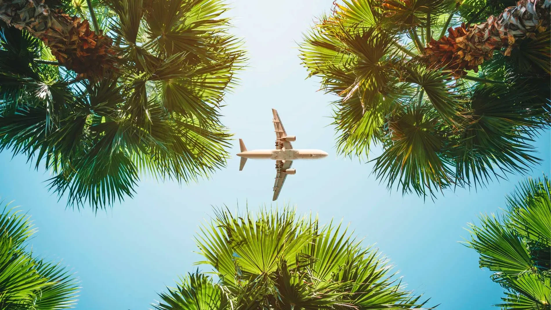 Más caras, pero imprescindibles: así afrontan los españoles sus vacaciones