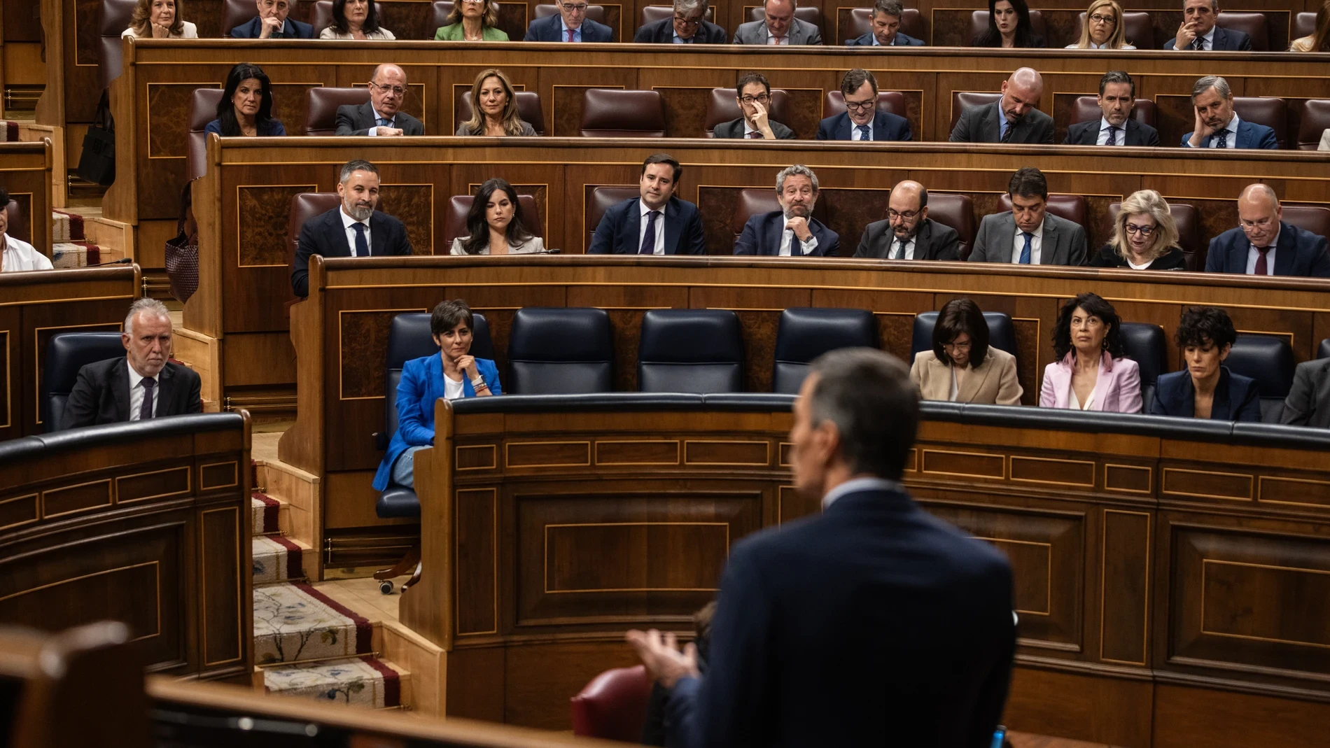 El PSOE vuelve a ceder ante sus socios mientras Sánchez se desentiende de Europa