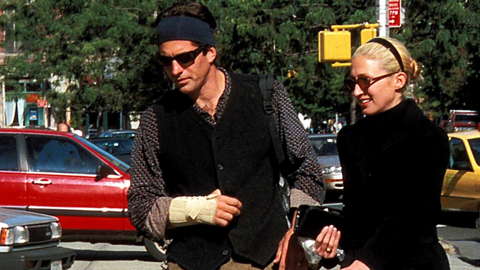 Vuelven las gafas de sol noventeras que llevaron Carolyn Bessette o Lady Di