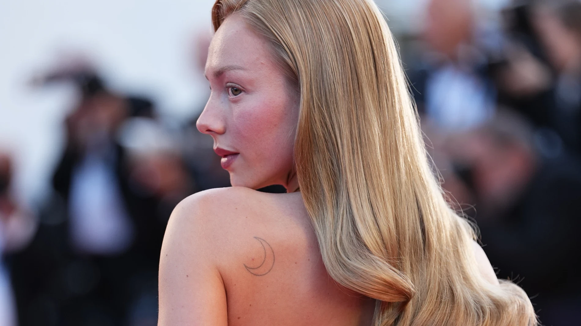 Ester Expósito regresa de Cannes como una diva de Hollywood