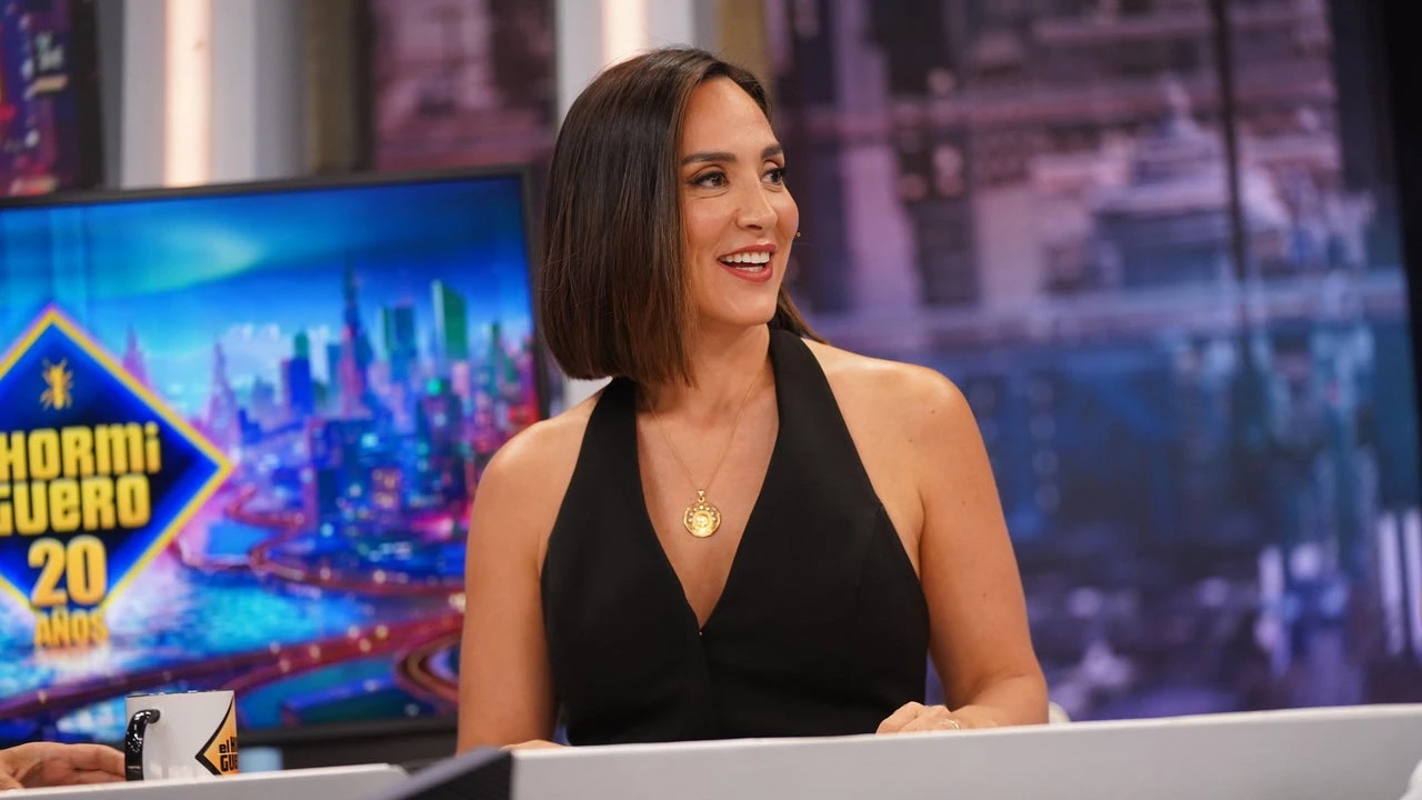 Tamara Falcó arrasa en 'El Hormiguero' con el look de otoño más elegante: chaleco halter y falda satinada blanca