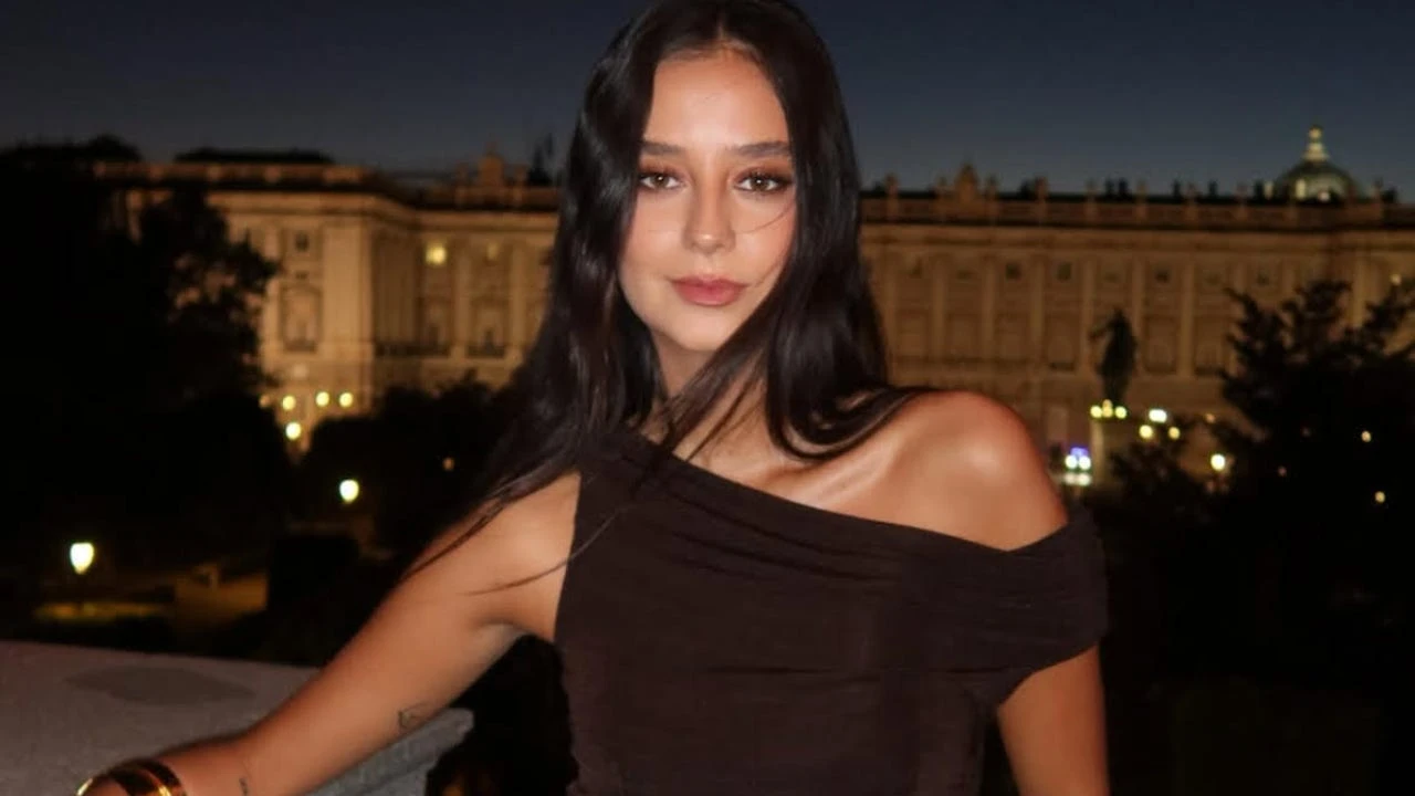 Victoria Federica se ha llevado a París la cazadora más viral de Zara (y parece de Saint Laurent)