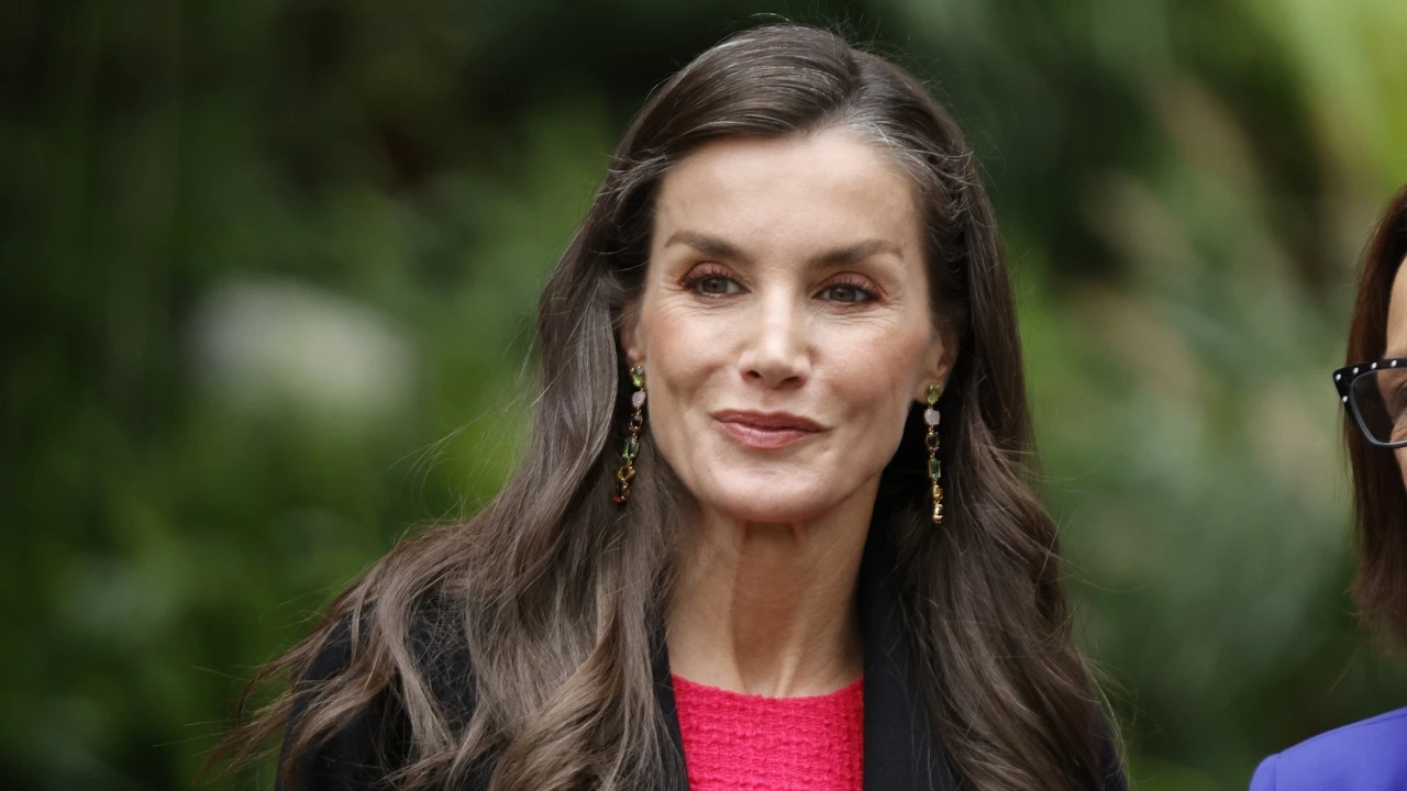 La Reina Letizia recupera en China su vestido rosa fucsia más misterioso (y perfecto para el otoño)