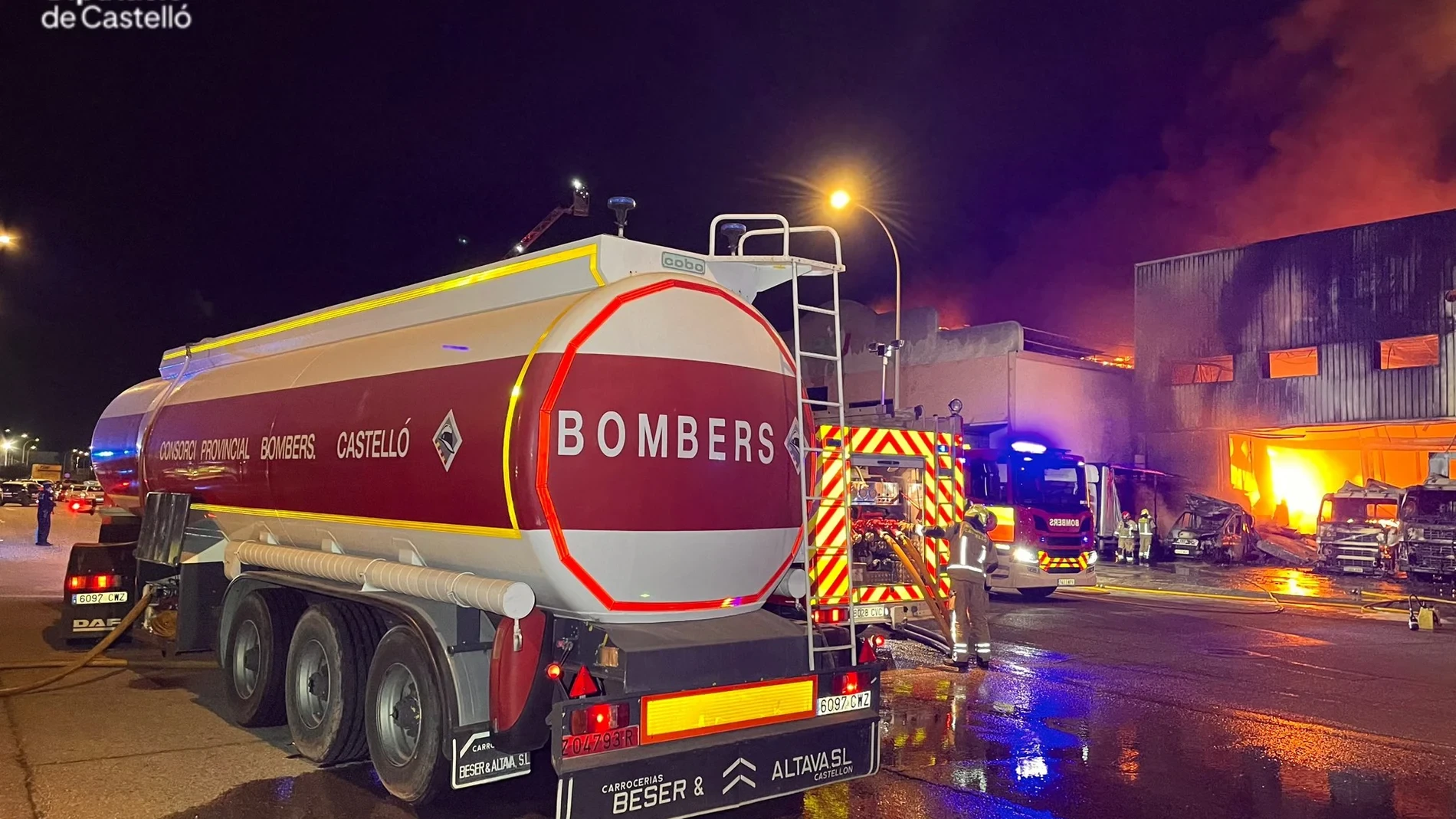 Tres personas evacuadas en el incendio que calcinó un edificio en el barrio de A Ponte, en Orense