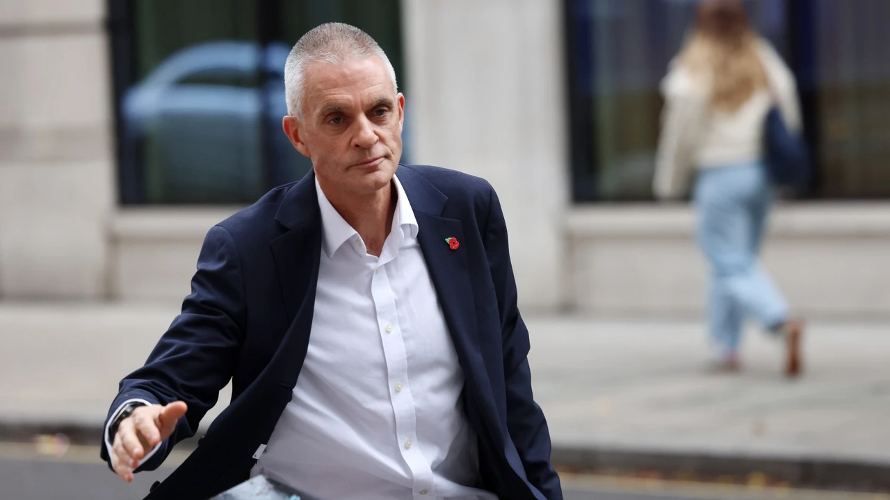 Donald Trump sume a la BBC en su mayor crisis de identidad