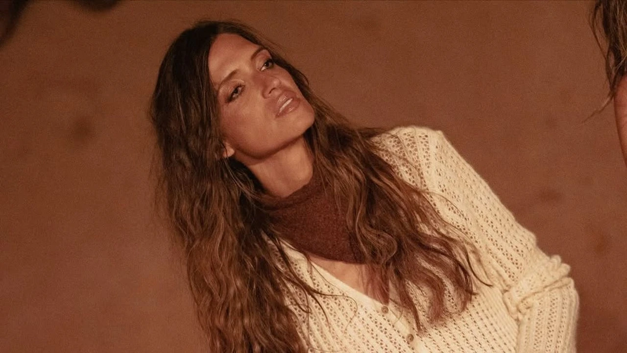 Sara Carbonero tiene la chaqueta larga de punto más bonita del otoño (y está rebajada a 35 euros)