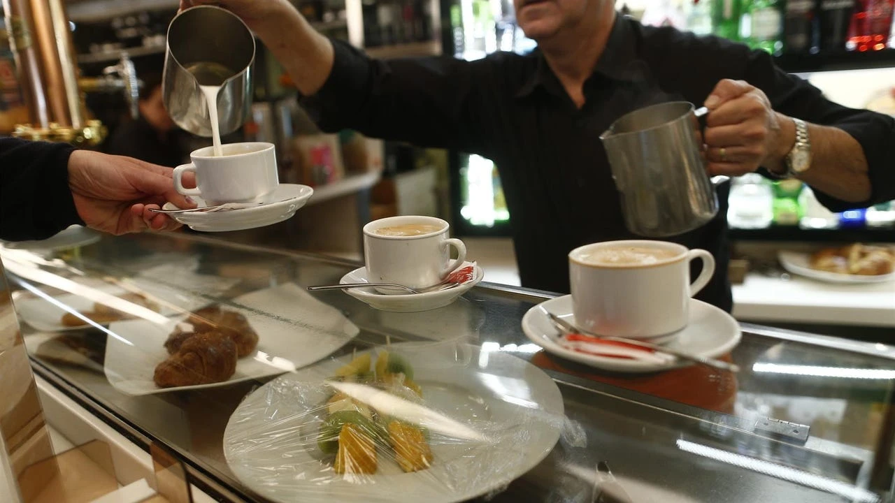 Lo que necesitas saber sobre tomar café caliente o frío después de los 50