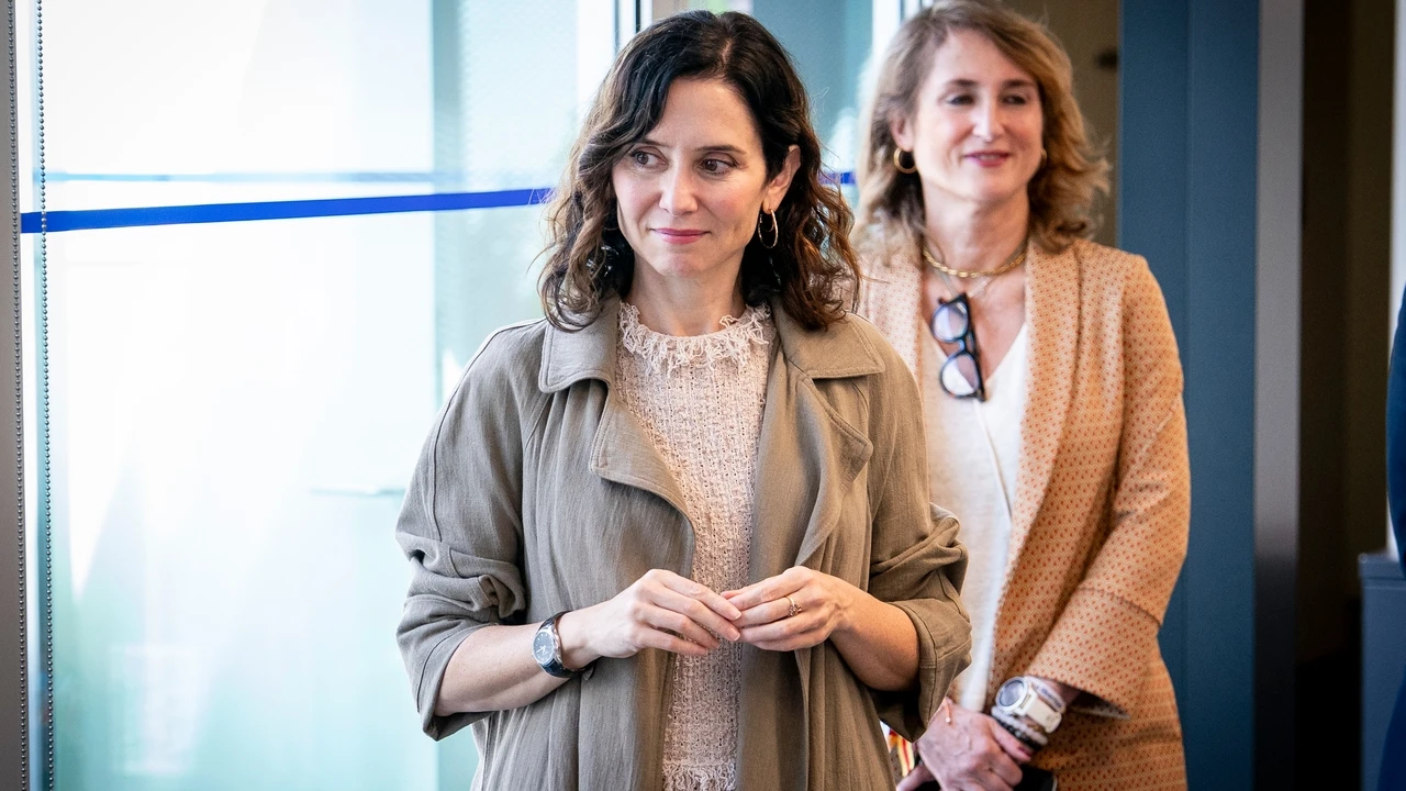 Isabel Díaz Ayuso ya ha rescatado el abrigo de efecto pelo más calentito para este invierno