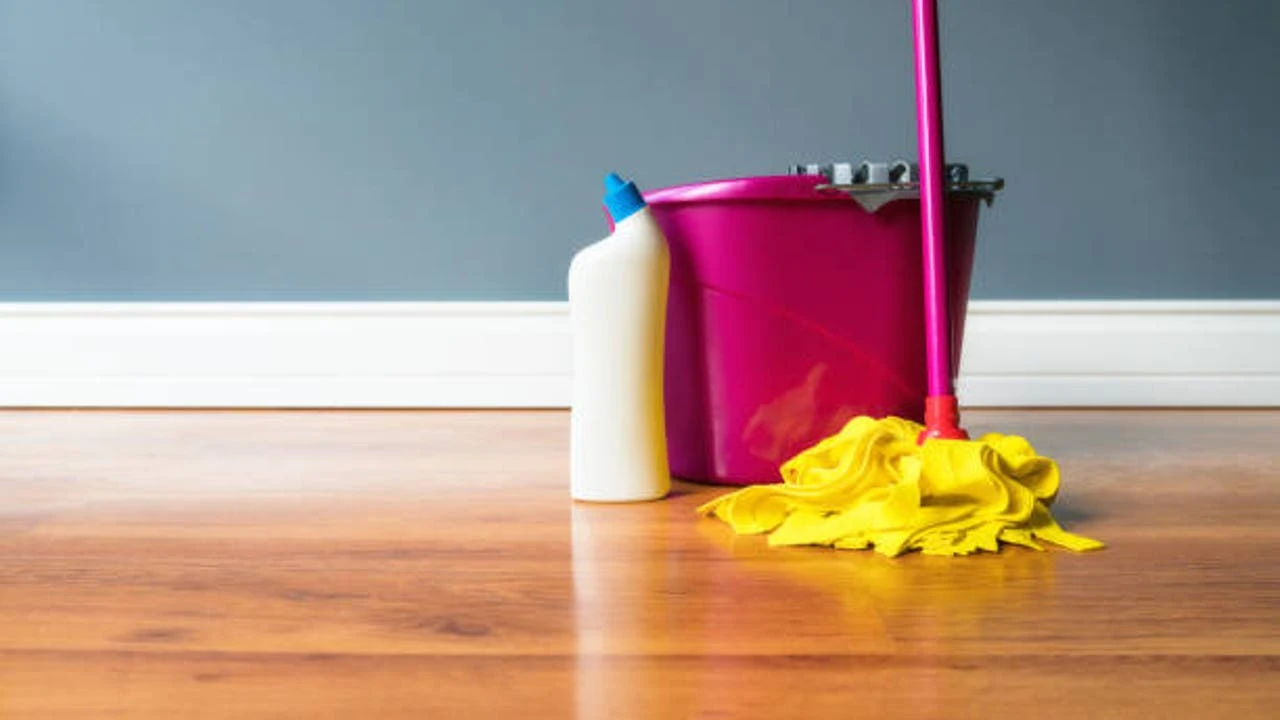 Eché dos gotas en el cubo para fregar el suelo y la casa huele bien durante días: no es vinagre ni zumo de limón