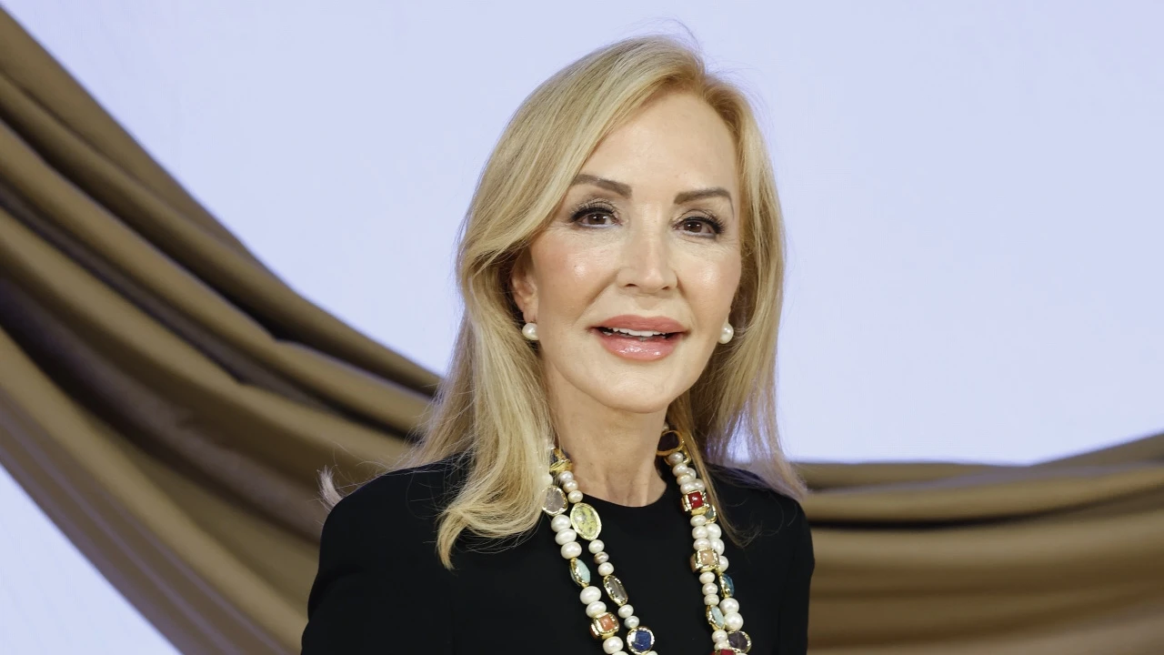 Con plumas + elegantísimo: Carmen Lomana sí tiene el vestido negro ideal (tanto si tienes 30 como 70 años)