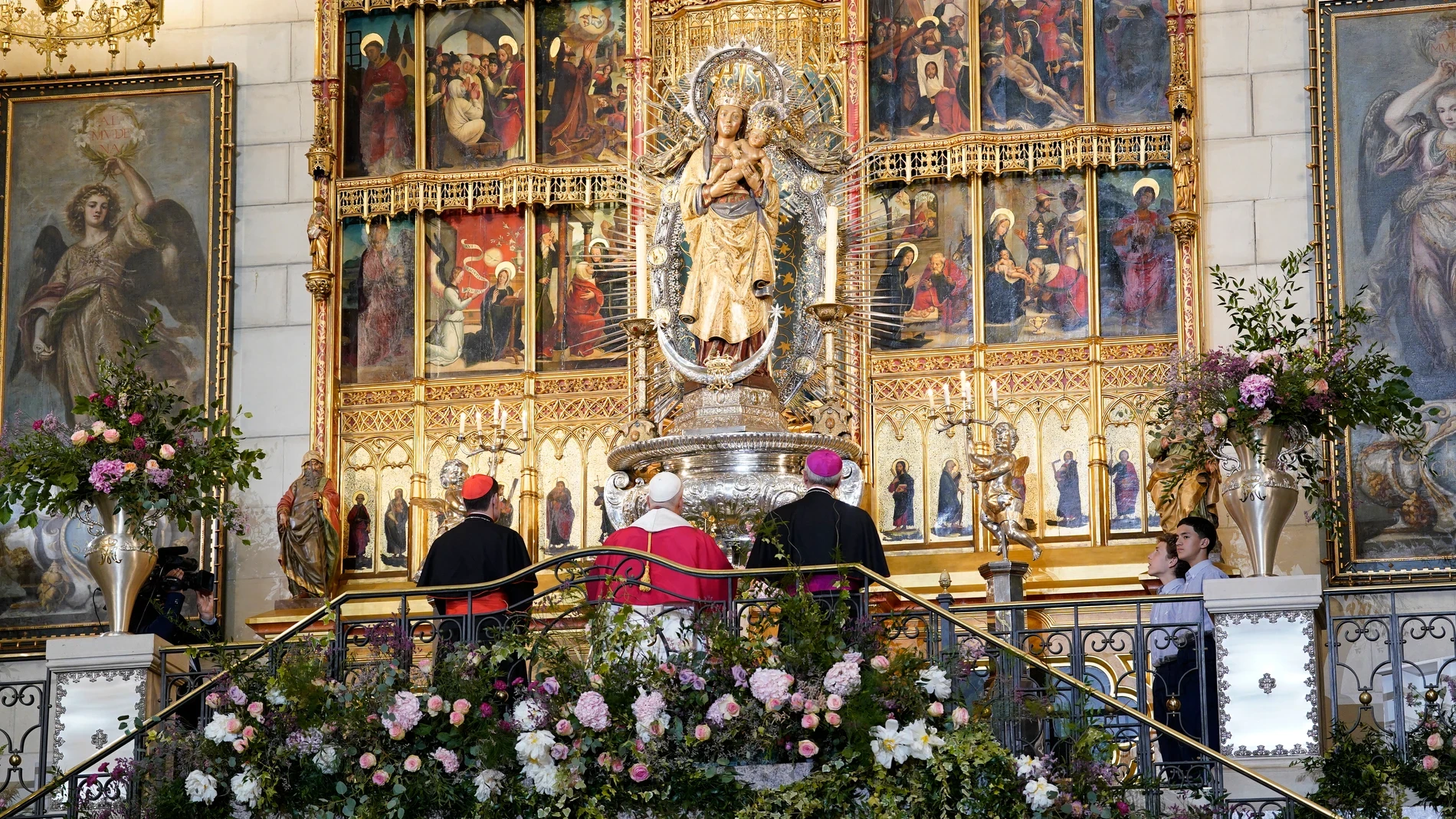 Una Rosa de Oro como ofrenda a la Madre de Madrid