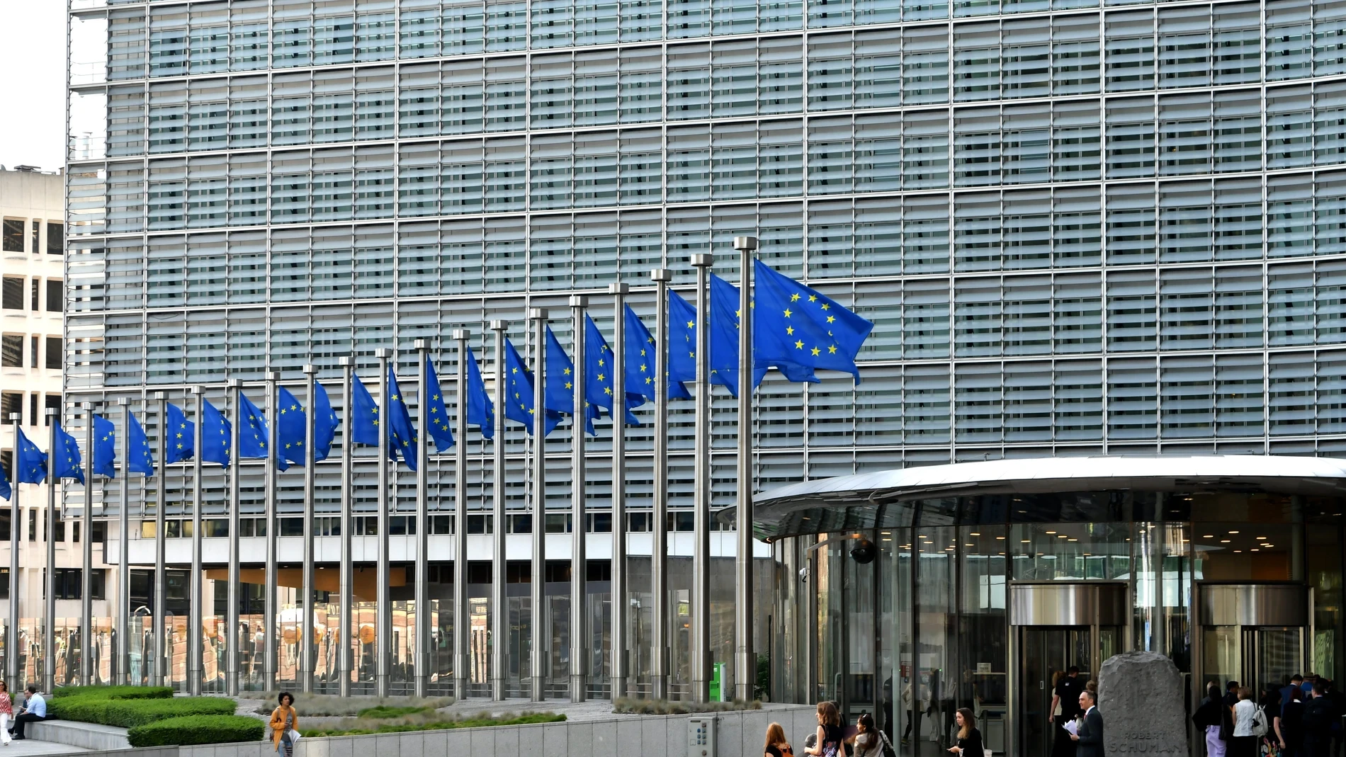 Bruselas amenaza con llevar a España ante la justicia por su intervención en la opa de BBVA sobre el Sabadell