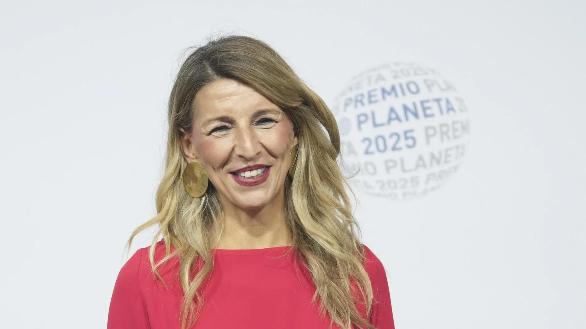 Yolanda Díaz recupera su look más aplaudido y se alinea con la Reina Letizia en Barcelona: moda española y mensaje político en una noche clave