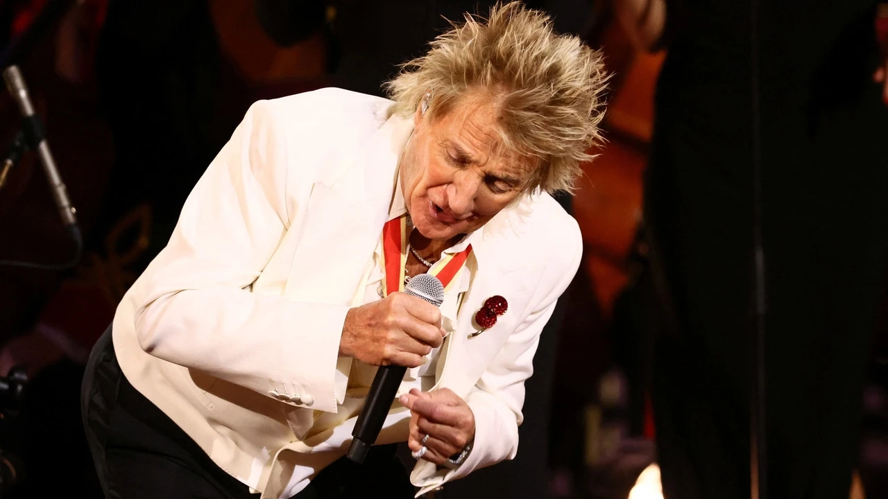 Rod Stewart desata la ira por el contoneo de sus caderas ante la realeza durante el Festival del Recuerdo