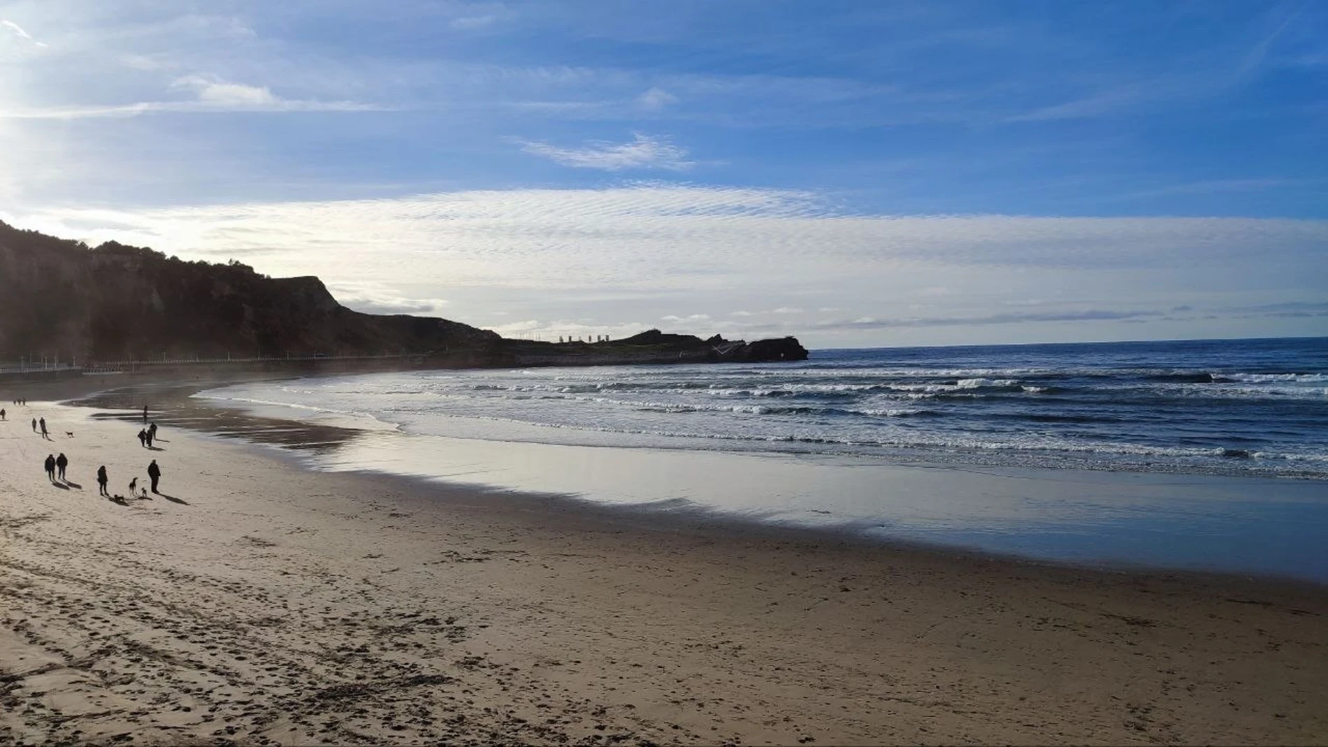 Los equipos de emergencias intensifican la búsqueda del joven desaparecido en la playa de Salinas (Asturias)
