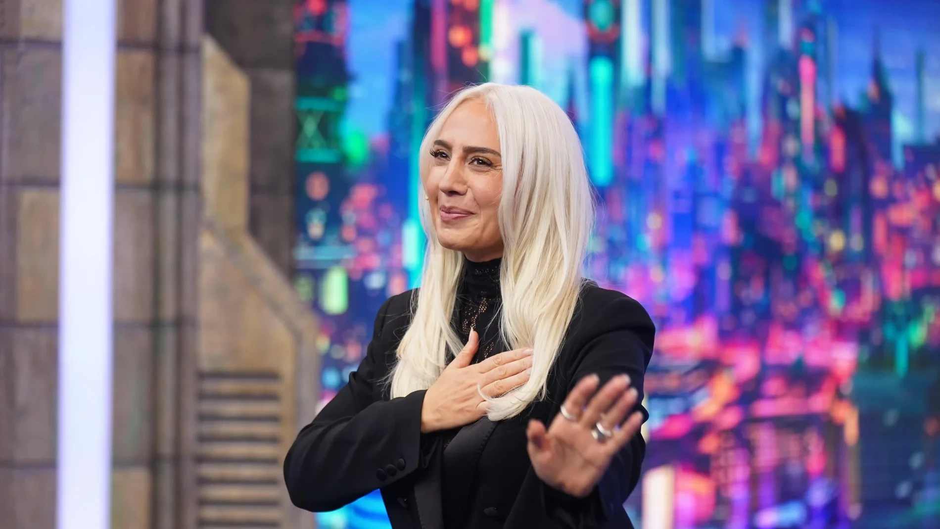 Mónica Naranjo convierte el traje negro más clásico en el look más sofisticado del verano en ‘El Hormiguero’: satén, encaje y transparencias