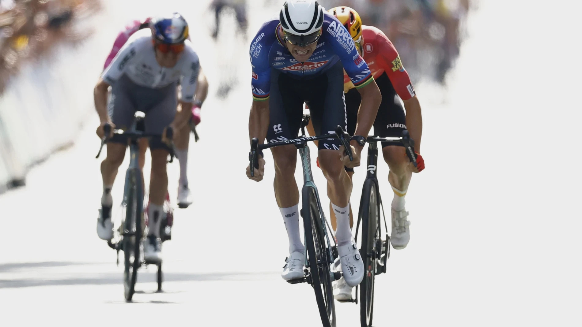 Van der Poel hace un homenaje a Poulidor