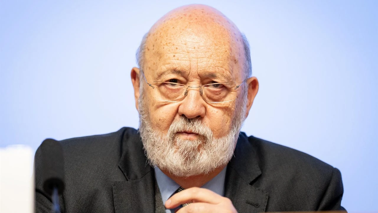 Tezanos sale en defensa del Rey Juan Carlos: dice que ha sufrido una 